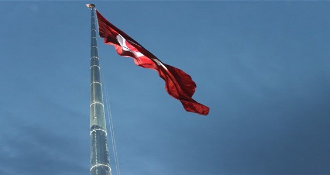 Karşıyaka’nın gururu: Körfezin en büyük bayrağı göndere çekildi