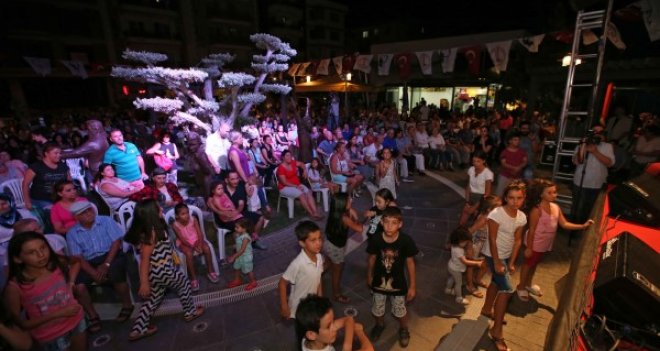 Karşıyaka'nın parklarında konser var...