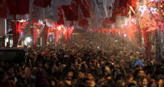 KARŞIYAKA'YA KAR YAĞDI