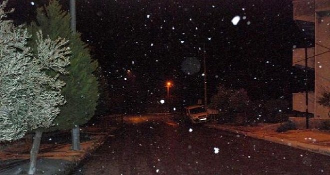 Karşıyaka'ya kar yağmaya başladı