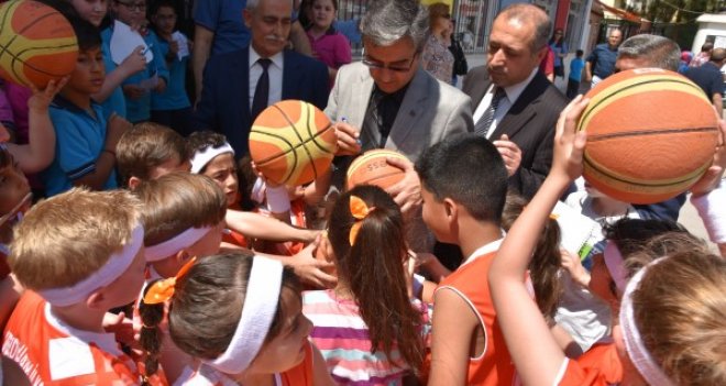 Kaymakam Yücel'den 12 Küçük Dev Adamlara imza...