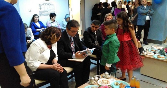 Kaymakam'a kitap tanıttılar...