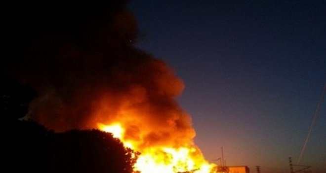 Kemalpaşa'da palet fabrikası yandı
