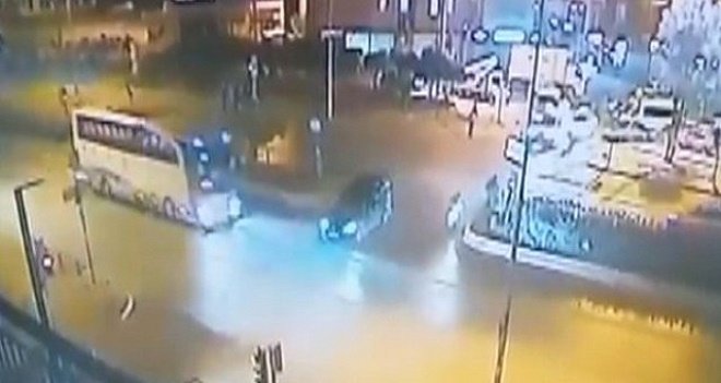 Kırmızı ışıkta geçen otomobile otobüs çarptı…