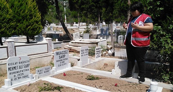 Kızılay Karşıyaka Şubesi mezarlıktaki bağışcılarını unutmuyor