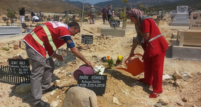 Kızılay Karşıyaka’da bağışçılarının mezarlarına bakım yaptı