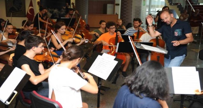 Klasik müziğin ustaları Karşıyaka'da gençlerle buluştu