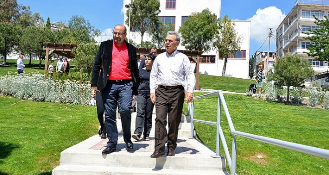 Kocaoğlu, Karşıyaka'da yeşil alan düzenlemelerini inceledi