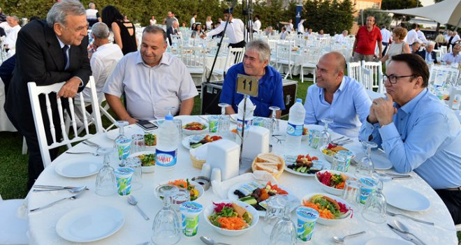 Kocaoğlu, meclis üyeleriyle iftarda buluştu 