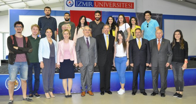 Kolombiya Büyükelçisi İzmir Üniversitesi’ni ziyaret etti