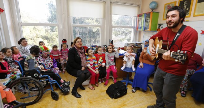 Konak Belediyesi'nden minik hastalara moral