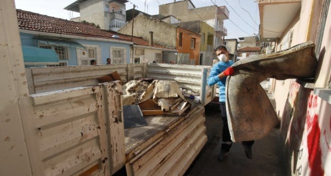 Konak'a çöp evler temizlendi