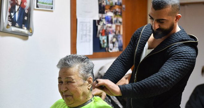 Kuaföre verilen ilginç ceza yaşlılara ödül oldu