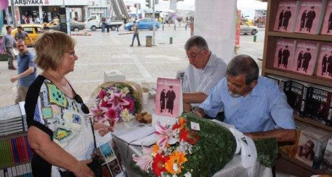 ''Latife Mustafa Kemal'' adlı eserin ilk imza günü Karşıyaka'daydı...