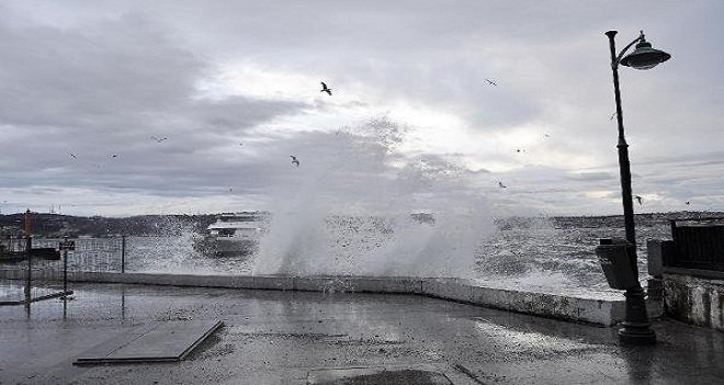 Lodos tüm vapur seferlerini iptal ettirdi...