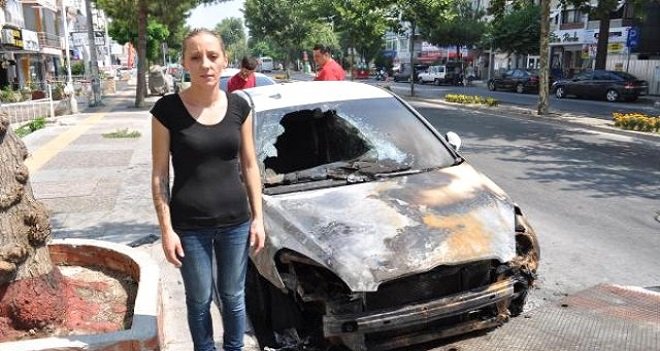 Meclis üyesiyle tartışan bayanın arabasını yaktılar!
