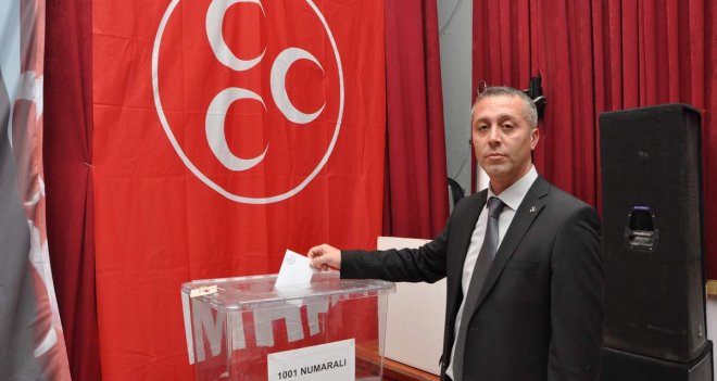 MHP Foça'da Turan Çetinaslan yeniden başkan