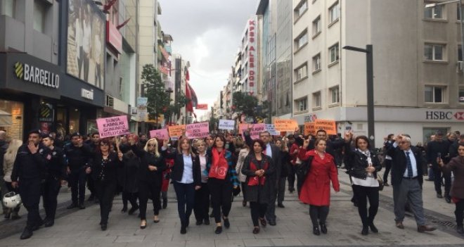 MHP Karşıyaka İlçe Başkanlığı'ndan Dünya Kadınlar Günü'nde anlamlı yürüyüş 