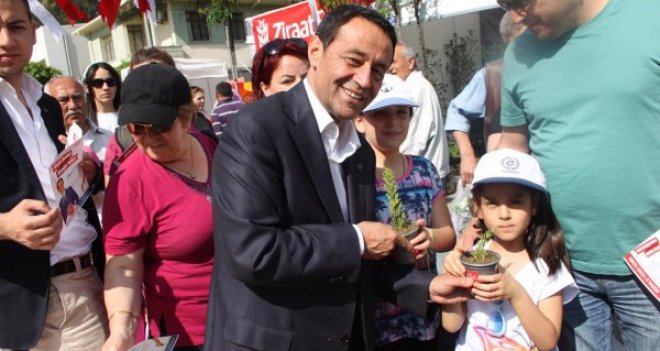 MHP’li Murat Koç Bayındır’da 5 bin fidanı kendisi dağıttı