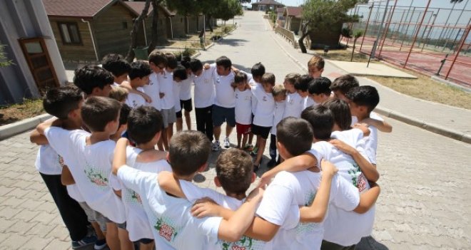 Minik futbolcular Yamanlar Gençlik Merkezi’nde kampta...