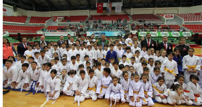Minik judocular Karşıyaka'da ter döktü...