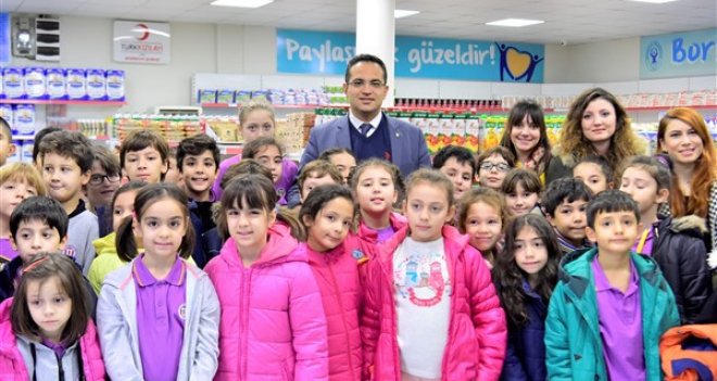 Minik öğrencilerden Dost Market’e destek