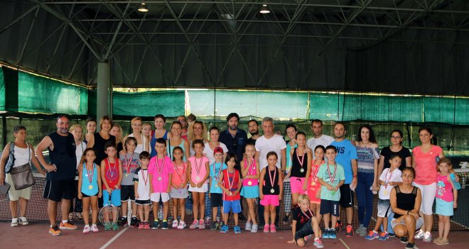 Minik tenisçilerin madalya heyecanı