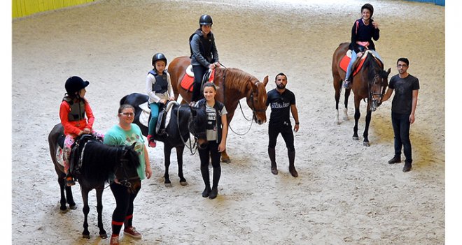 Minikler, abla ve ağabeyleriyle ata bindiler