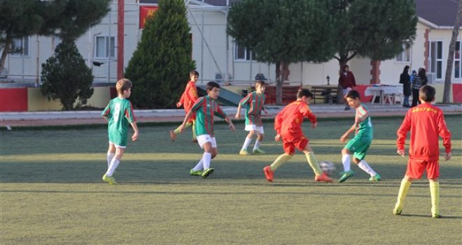 Karşıyaka ve Göztepe dostluk için mücadele etti