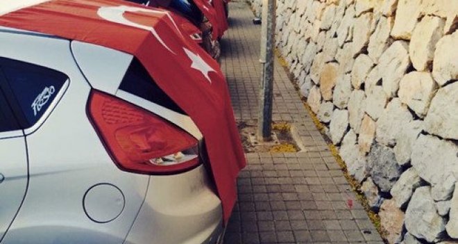 Modifiye araç sahiplerinden Türk bayraklarıyla konvoy
