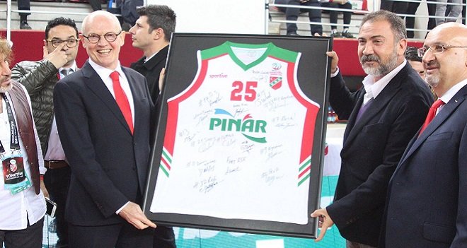 Monaco Başbakanına Pınar Karşıyaka forması...