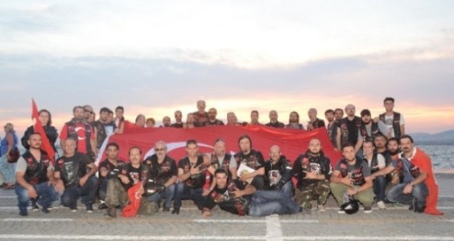 MOTORCULARDAN BAYRAK İNDİRME TEPKİSİ