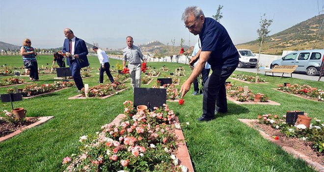 Mülteciler, mezarları başında anıldı