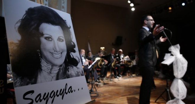 Müzeyyen Senar şarkılarla anıldı
