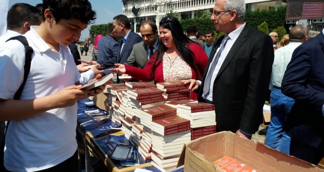 Nevvar Salih İşgören Vakfı, İzmir’de 10 bin kitap dağıttı