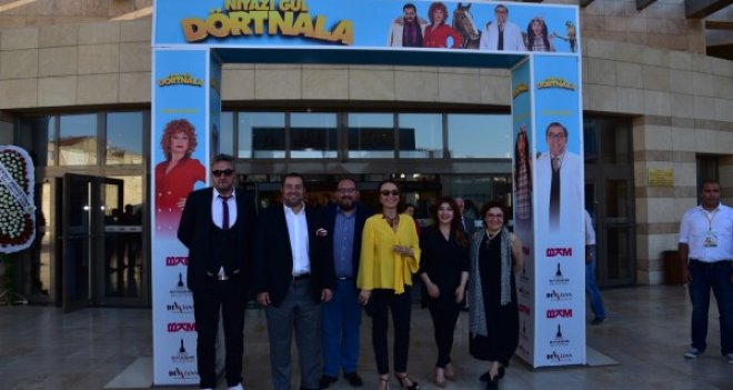 Niyazi Gül'e İzmir'de bol kahkalı ve alkışlı gala