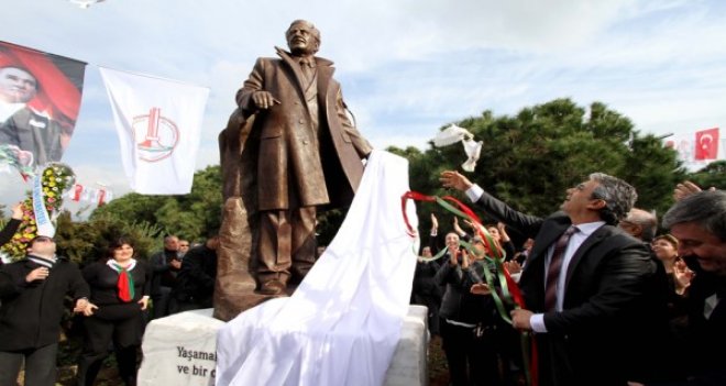 Nâzım Hikmet Karşıyaka'daki heykelinin önünde anılacak