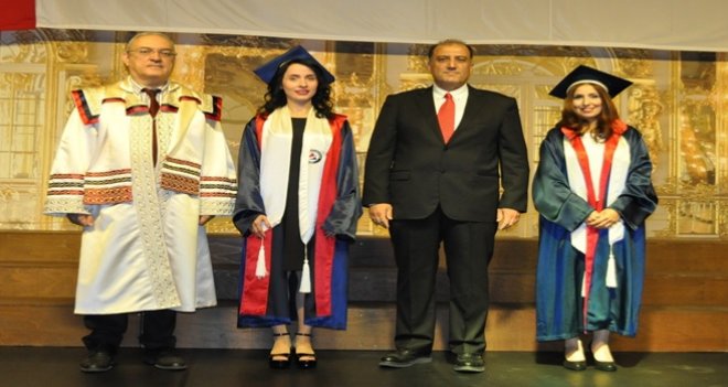 Oğlu için başladığı üniversiteden birincilikle mezun oldu