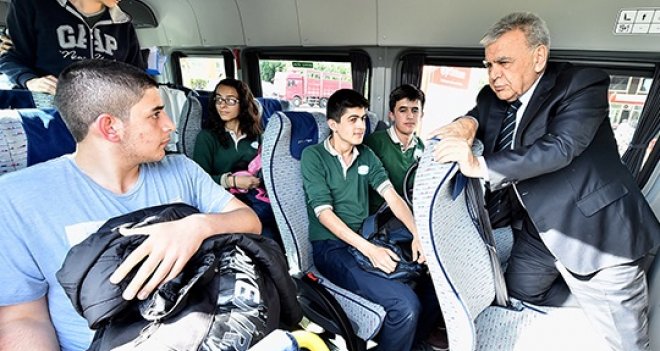 Öğrenciler otostop çekti Başkan Kocaoğlu minibüse aldı...