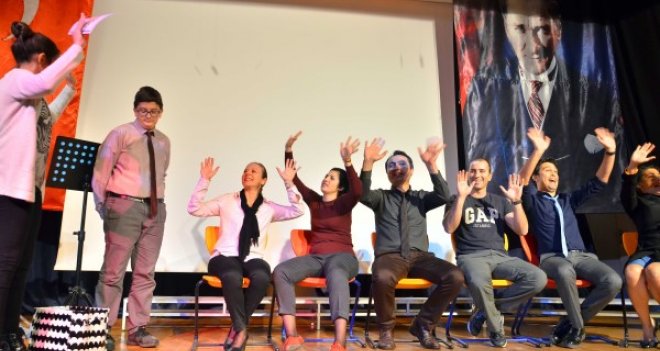 Öğretmenler oynadı, öğrenciler izledi