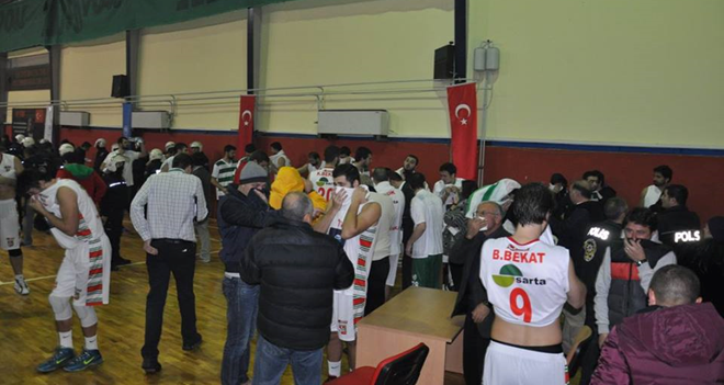 Olaylı maçta, Bostanlıspor liderlik şansını yitirdi...