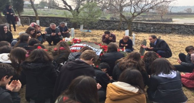 Öldürülen arkadaşlarının mezarı başında dua okumak için 100 km yol gittiler