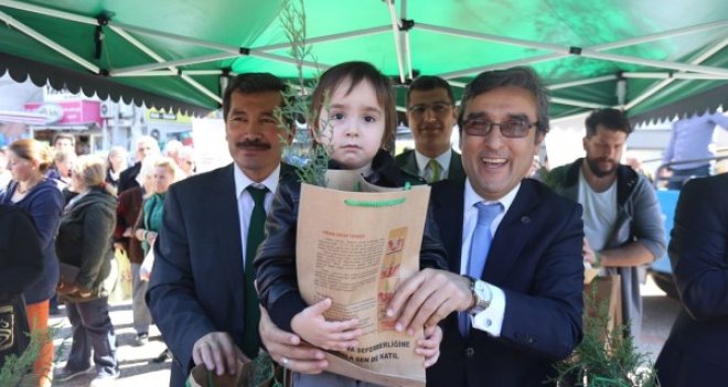 Orman Haftası etkinliklerinde Karşıyaka’da bin adet fidan ücretsiz dağıtıldı