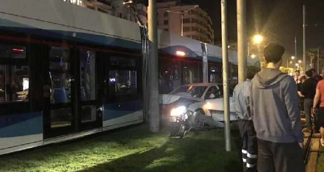 Otomobil tramvaya çarptı...