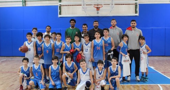 Pınar Karşıyaka, İstek İzmir Okulları'nda öğrencilerle buluştu