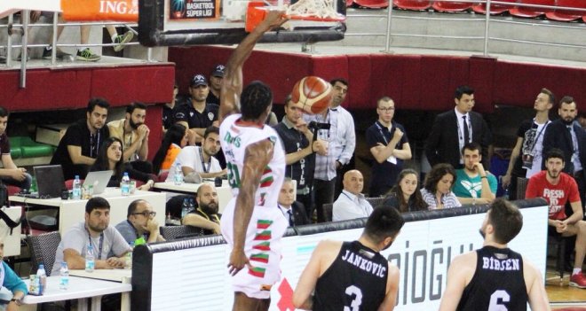 Pınar Karşıyaka, Sakarya'yı yendi ligde kalmayı garantiledi...