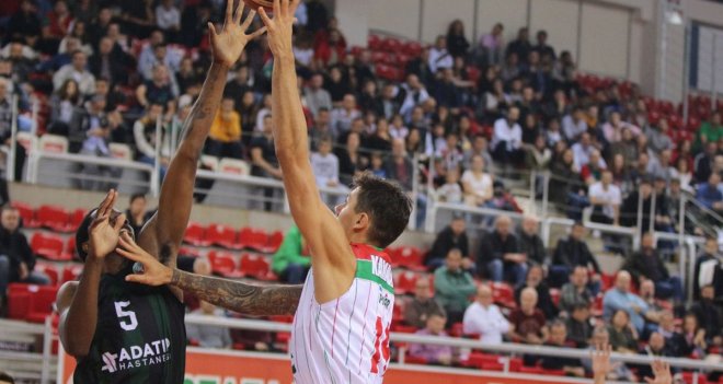 Pınar Karşıyaka'dan Sakarya'ya 30 fark