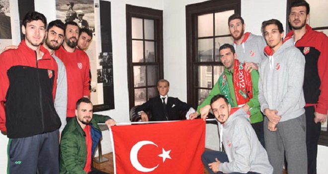 Pınar Karşıyakalılar Atatürk'ün doğduğu evde...