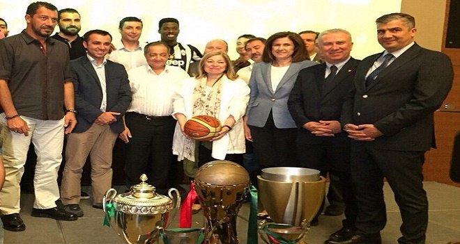 Pınar'dan şampiyonlara yemek...