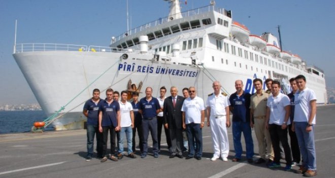 Piri Reis Üniversitesi gemisi İzmir'de